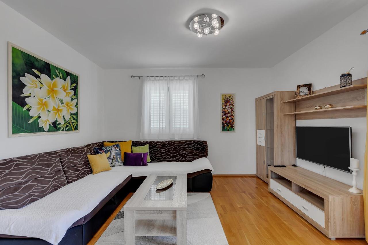 Apartment Pine Fine With Free Parking Makarska Bagian luar foto
